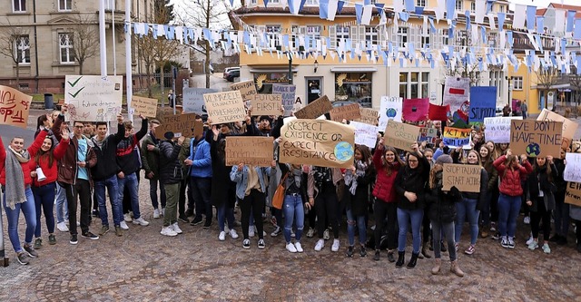 Rund 200 Jugendliche demonstrierten im...del. Am Freitag blieb der Platz leer.   | Foto:  Wursthorn, Jens