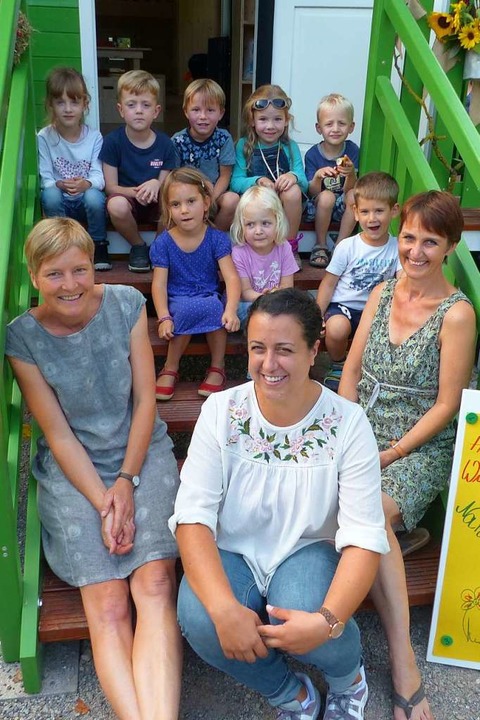 Die Erzieherinnen Sibylle Denzel, Anne...n links) mit den derzeit acht Kindern.  | Foto: Claudia Bachmann-Goronzy