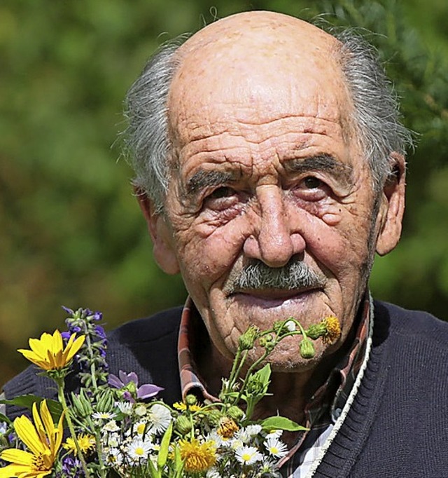 Heinz Krger an seinem 90. Geburtstag im Garten.  | Foto: Christoph Breithaupt