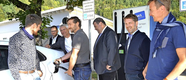 Wie man ein  E-Mobil an der neuen Schn...nda und Gerhard Zickenheiner (links).   | Foto: Paul Berger