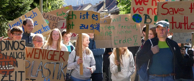 Protest fr mehr Klimaschutz: Freitagsdemo in Neustadts Innenstadt.   | Foto: Tanja Bury