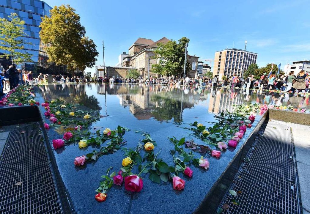 Klima-Demonstranten haben Rosen am Synagogenbrunnen abgelegt.  | Foto: Rita Eggstein