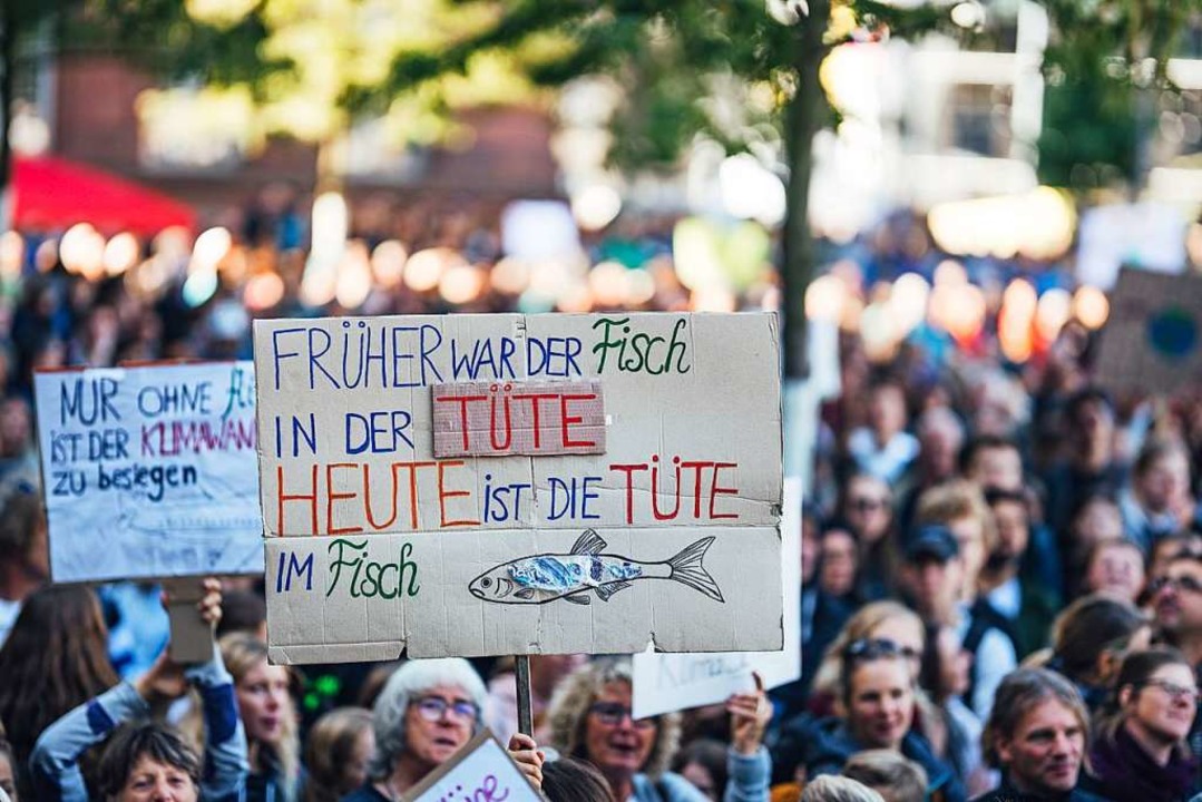 Menschen aller Altersgruppen waren bei...eil mit sehr einprgsamen Botschaften.  | Foto: Fabio Smitka