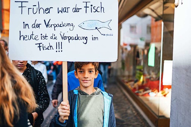 Keine Lust auf Mikroplastik: Ein junger Demonstrant bei der Demo in Freiburg  | Foto: Fabio Smitka