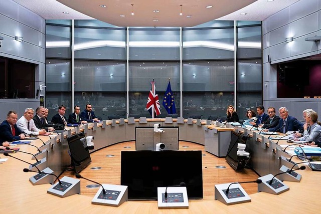 Stephen Barclay (2.v.l), Brexit-Minist...ischen Sender Sky News zuversichtlich.  | Foto: Kenzo Tribouillard (dpa)