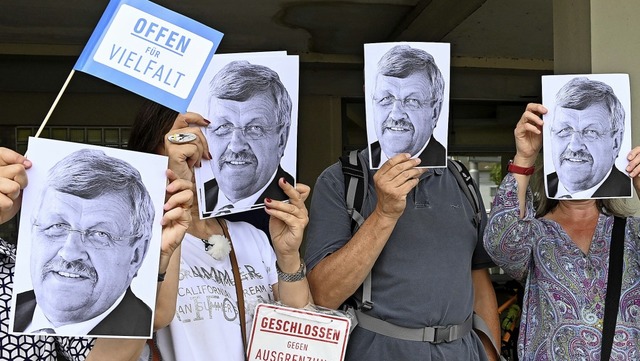 Demonstranten erinnern an  Walter Lbc...chtsextremisten erschossen worden ist.  | Foto: Uwe Zucchi (dpa)