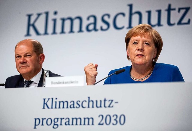 Bundeskanzlerin Angela Merkel (CDU), u...lz (SPD) stellen den Klimareport vor.   | Foto: Christoph Soeder (dpa)