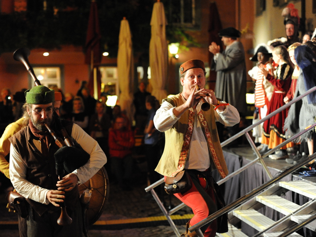 Es ist ein Riesen-Event: 800 Akteure verwandeln die Faust-Stadt Staufen in eine riesige historische Bhne. 1249 Jahre Stadtgeschichte finden ihren Niederschlag in Theaterstcken und einem bunten Bhnentreiben. Der Auftakt am Freitag.