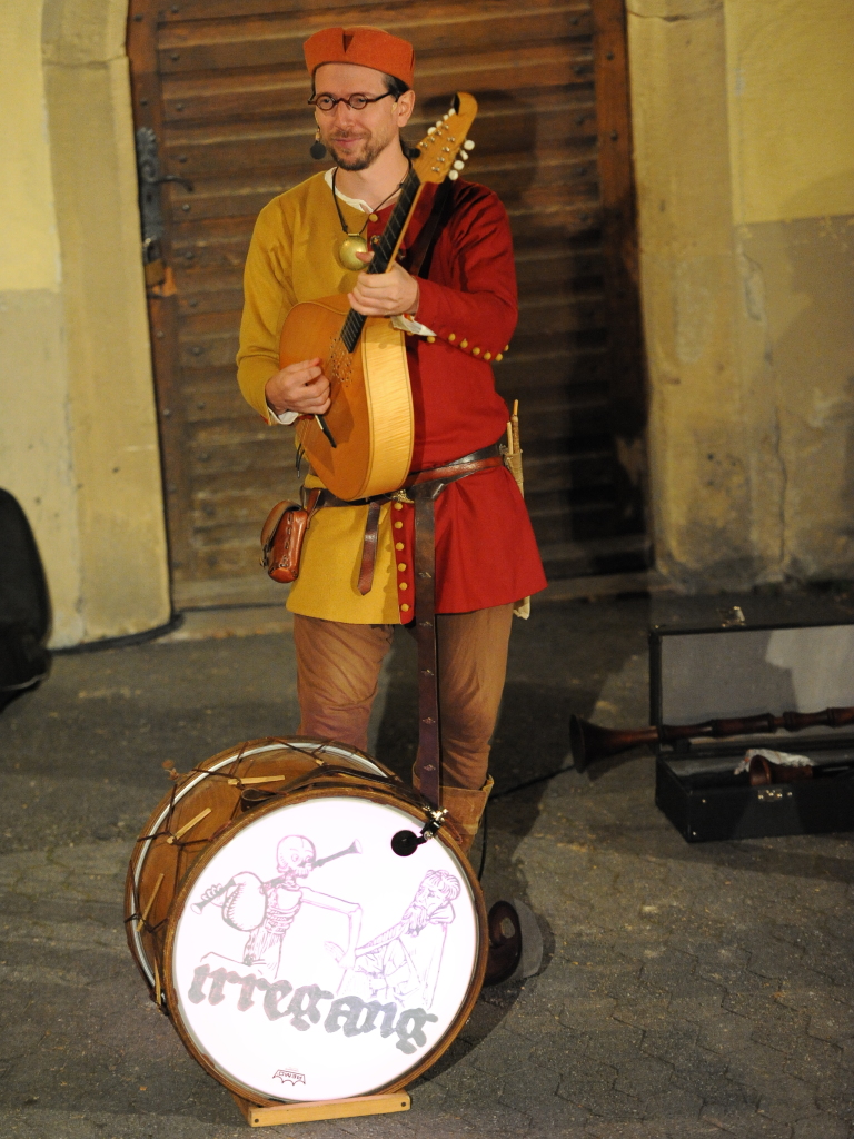 Es ist ein Riesen-Event: 800 Akteure verwandeln die Faust-Stadt Staufen in eine riesige historische Bhne. 1249 Jahre Stadtgeschichte finden ihren Niederschlag in Theaterstcken und einem bunten Bhnentreiben. Der Auftakt am Freitag.