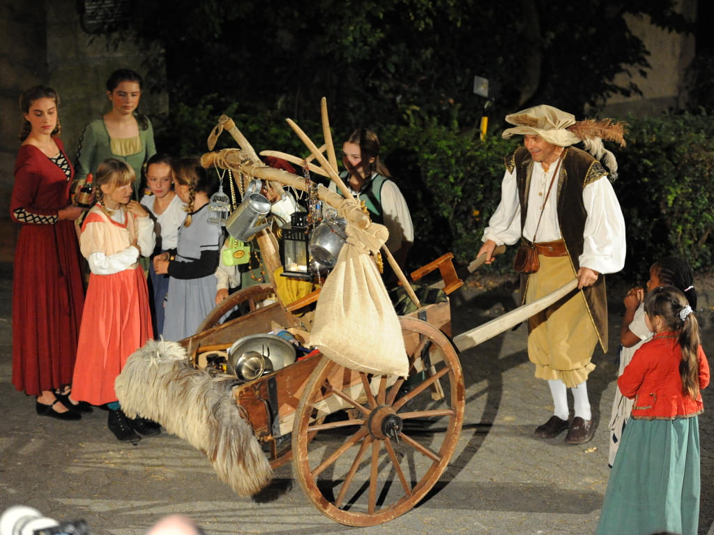 Es ist ein Riesen-Event: 800 Akteure verwandeln die Faust-Stadt Staufen in eine riesige historische Bhne. 1249 Jahre Stadtgeschichte finden ihren Niederschlag in Theaterstcken und einem bunten Bhnentreiben. Der Auftakt am Freitag.