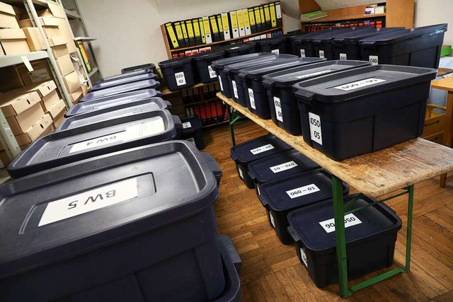 Die Wahlurnen stehen bereit. 350 Helfe...en und das Ergebnis im Rathaus melden.  | Foto: Christoph Breithaupt