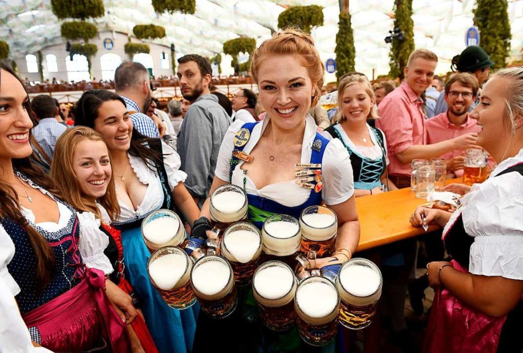 Sonne, Bier und Volksfeststimmung Oktoberfest hat begonnen Panorama