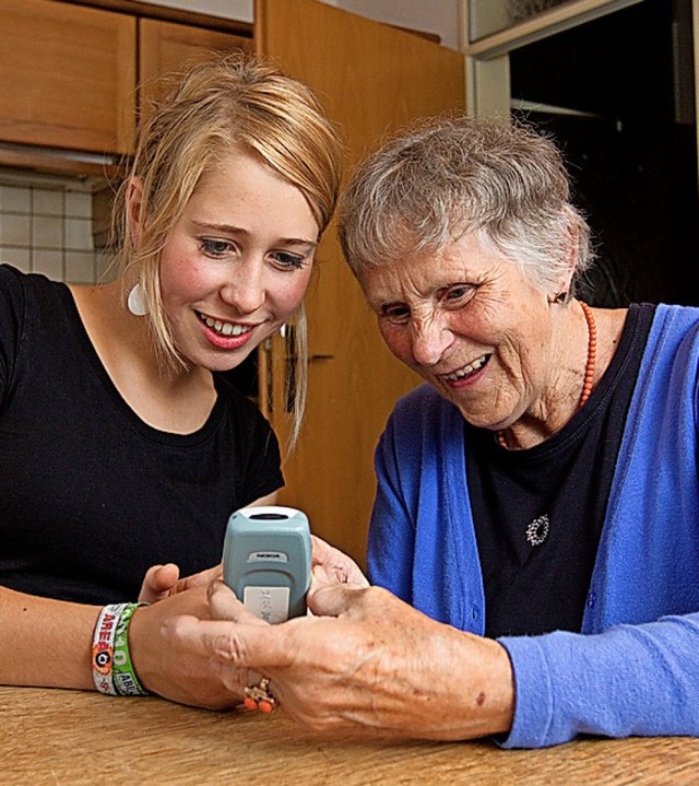 Mal kurz zeigen, wie das Handy angeht ...Wohnpartnerschaft hilft beiden Seiten.  | Foto: Friso Gentsch