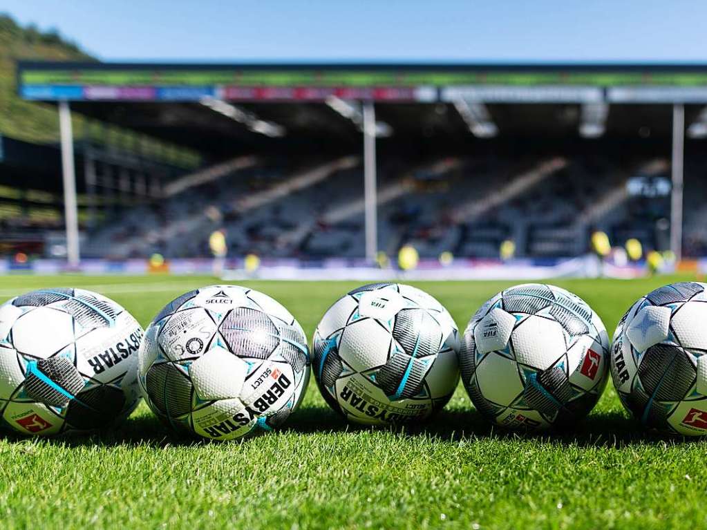 Das Wetter war gut, die Sonne schien und die Fans waren bestens aufgelegt; ein guter Fuballnachmittag im Schwarzwaldstadion.