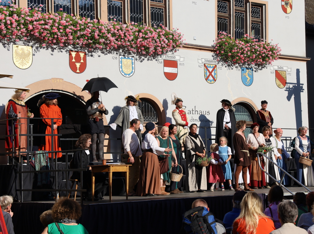 Auf wen gehen die Wappen an der Rathaus-Fassade zurck? Das Stck "Die Wappen und die Frauen von Staufen" beantwortet die Frage.