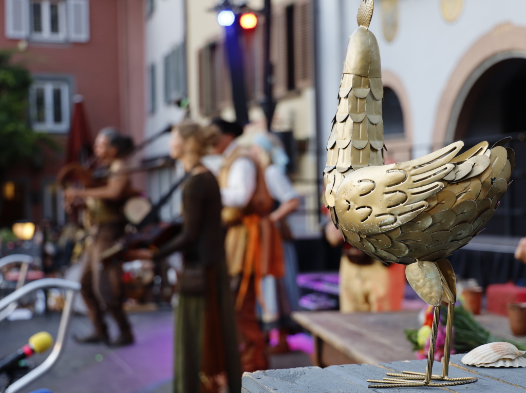 Der Wettstreit um die Goldene Henne: Die Troubadure, Gaukler und Artisten treten an