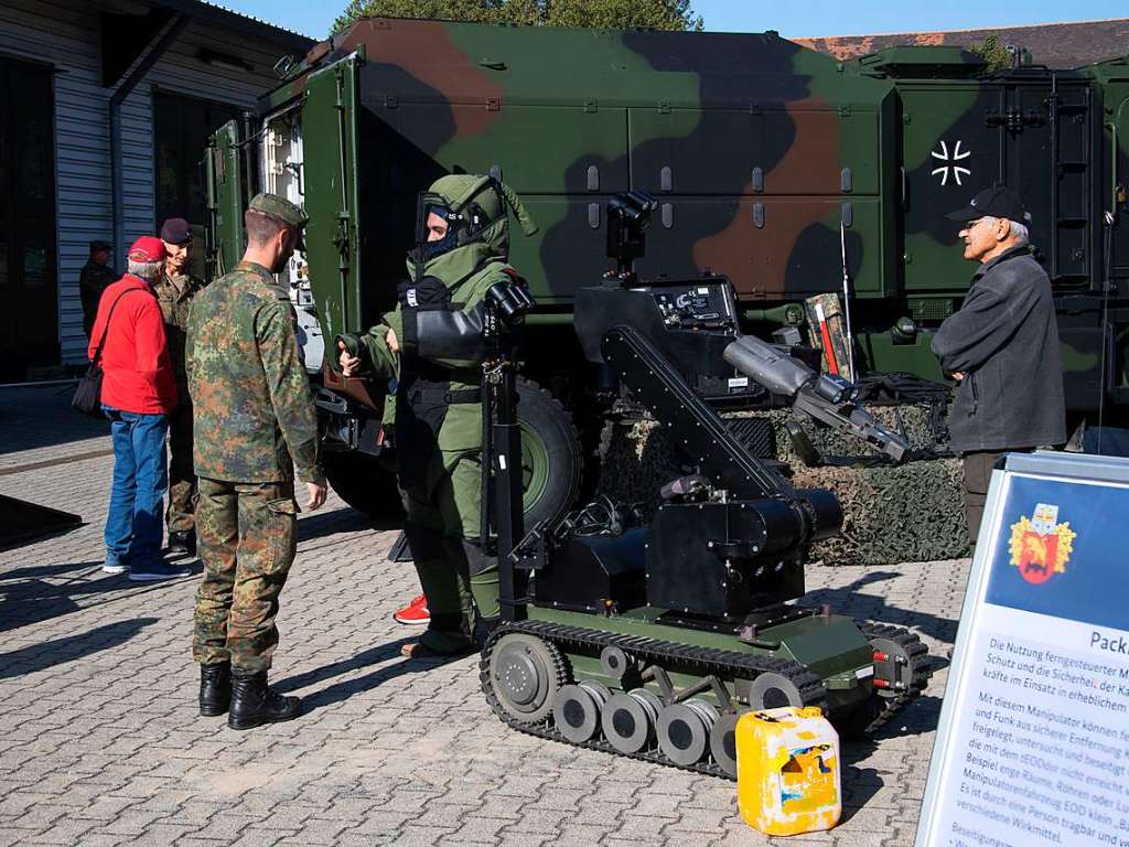 Die Deutsch-Franzsische Brigade stellte sich am Samstag beim Tag der offenen Tr der ffentlichkeit vor.<?ZP?>
