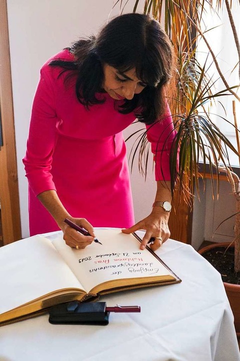 Landtagsprsidentin Muhterem Aras trgt sich ins Goldene Buch der Stadt ein.  | Foto: Ansgar Taschinski
