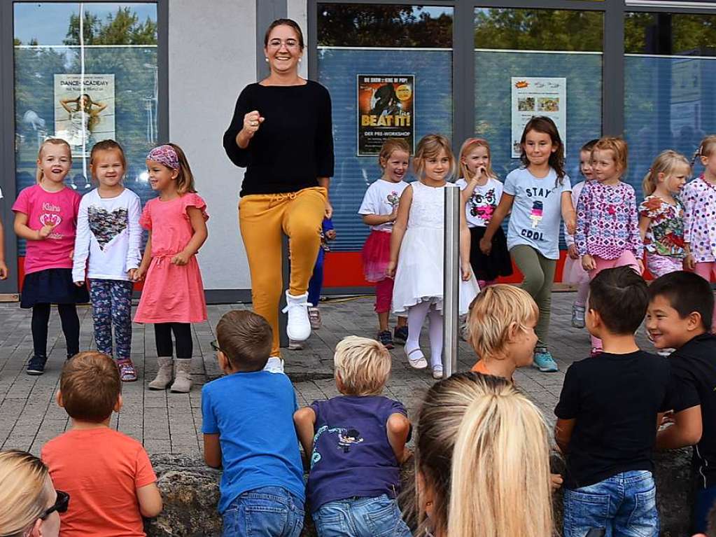 Bilderbuchwetter gab es zur Leistungsschau von Gewerbe und Dienstleistung im Gewerbegebiet Schildgasse. Dazu spielte die Musik, es gab Tanzvorfhrungen und das Latschari-Zgle als Transportmittel.