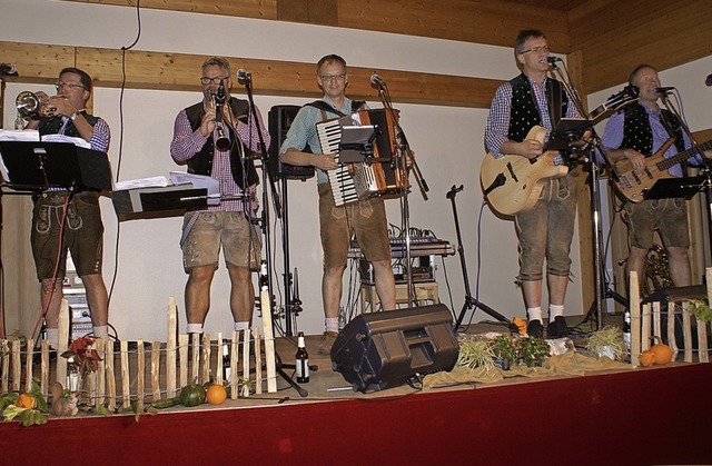 Stimmungsmusik im Doppelpack:  Gaudikr...emeindehalle Willaringen krftig ein.   | Foto: Werner Probst