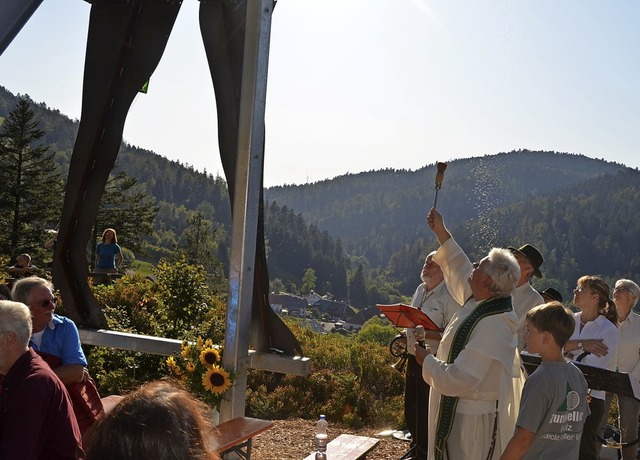 Die Segnung des Hirschs nahm  Pater Roman vor.   | Foto: Christiane Sahli