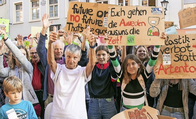 Gut 300 Demonstranten beteiligten sich...einsam fr eine bessere Klimapolitik.   | Foto:  Peter Rosa