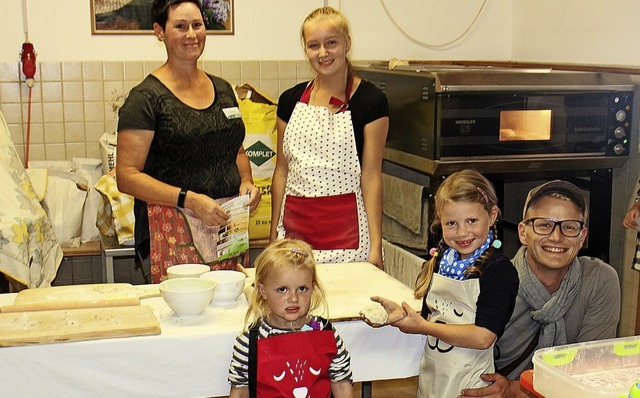 In der Backstube konnten die Kinder der Besucher ihre eigenen Brtchen backen.  | Foto: Rolf Rhein