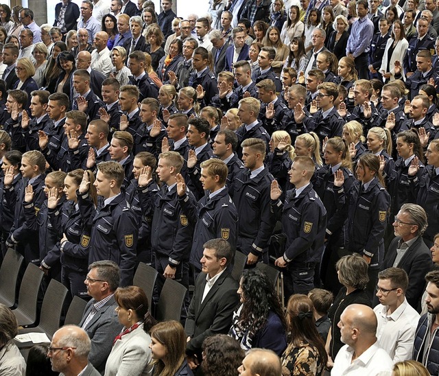 260 Polizeianwrterinnen  und -anwrte...zum Eid auf das Grundgesetz  gehoben.   | Foto: Christoph Breithaupt