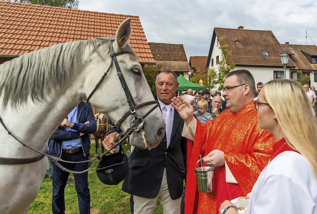 Pfarrer Martin Kalt segnete nach der P...aditionell die Pferde aus der Region.   | Foto: Olaf Michel