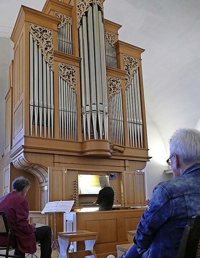 In der Kirche des St. Josefshauses spi...egleitet von ihrem Mann am Schlagzeug.  | Foto: Anna Uhlmann