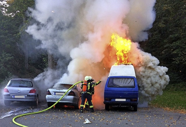 Zwei Fahrzeuge brannten Samstag am Schnzle. FFW  | Foto: FFW