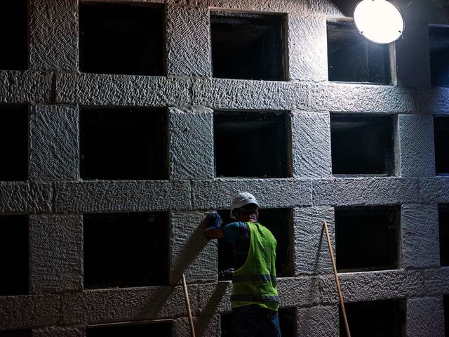 Ein Mann arbeitet whrend der Bauarbei...ot in einer unterirdischen Grabsttte.  | Foto: Ilia Yefimovich (dpa)