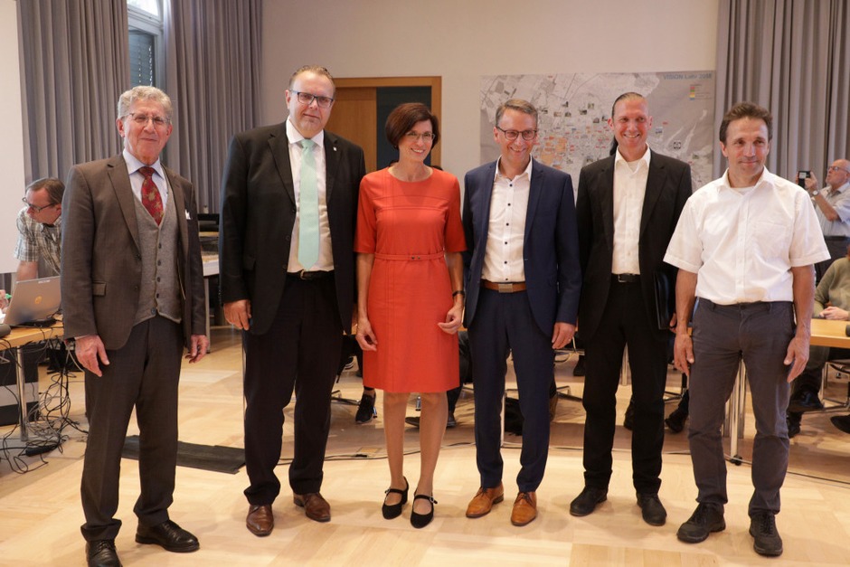 Alle Kandidierenden mit OB Müller (links) nach der Verkündung der Ergebnisse. (Foto: Christoph Breithaupt) Alle Kandidierenden mit OB Müller (links) nach der Verkündung der Ergebnisse. (Foto: Christoph Breithaupt)