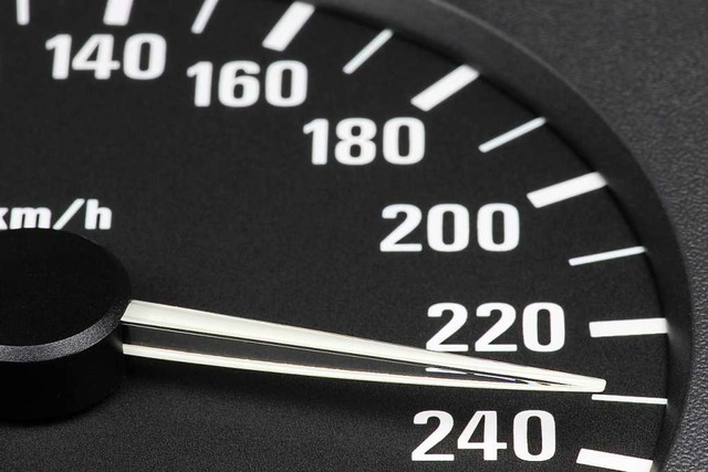 Fnf Autofahrer waren mit mehr als 160...it 228 Stundenkilometern. (Symbolbild)  | Foto: Bjrn Wylezich - Fotolia