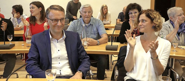 Markus Ibert (links) bekommt fr sein ...erem von seiner Frau Marion (rechts).   | Foto: Christoph Breithaupt