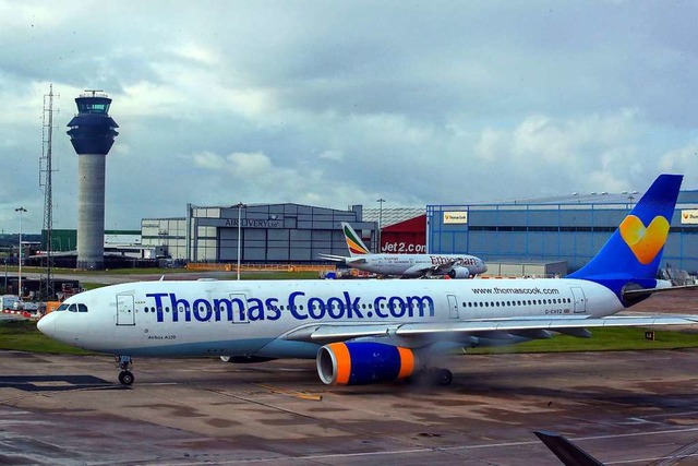 Der Flugbetrieb wurde in Grobritannien mit sofortiger Wirkung eingestellt.  | Foto: Peter Byrne (dpa)