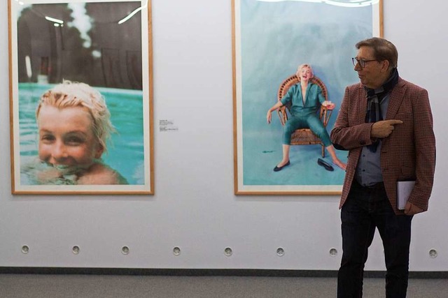 Kunsthallenchef Jrgen Messmer und zwei Exponate der Marilyn-Ausstellung  | Foto: Patrik Mller