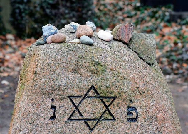 Eine Grabstelle auf dem Jdischen Friedhof in Berlin-Weiensee  | Foto: Soeren Stache