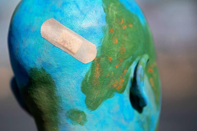 Eine Teilnehmerin der Klimademonstrati...art ist als verletzte Erde geschminkt.  | Foto: Sebastian Gollnow (dpa)