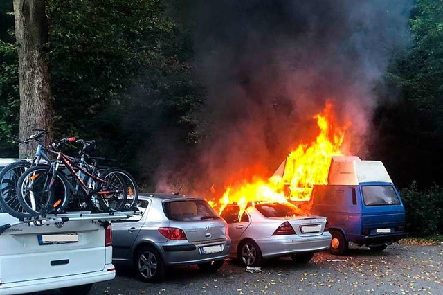 Die Polizei prft, ob diese Autos am Schnzle mutwillig in Brand gesetzt wurden.  | Foto: FFW
