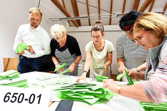 Die Stimmen zur Ortschaftsratswahl in Munzingen werden im Rathaus ausgezhlt.  | Foto: Rita Eggstein