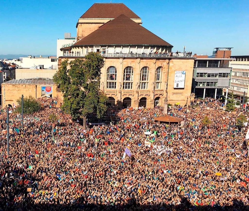 Dicht an dicht stehen die Menschen auf dem Platz der Alten Synagoge.  | Foto: Manuel Lmmle
