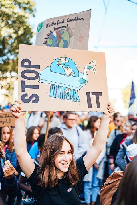 Demonstrationsteilnehmerin mit selbst gestaltetem Plakat.  | Foto: Fabio Smitka