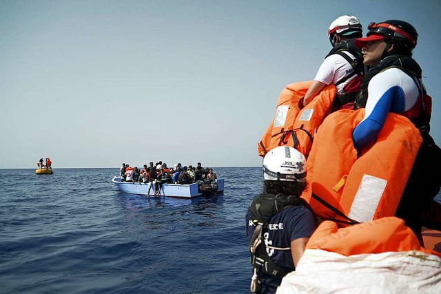 Seenotretter der SOS Mediterranee halt... in Seenot geratenen Migranten bereit.  | Foto: Renata Brito (dpa)