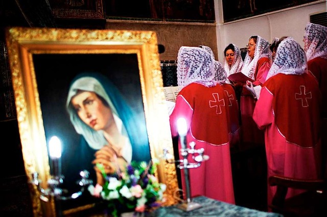 Ein armenisch-christlicher Chor singt ...rtiert, muss mit Repressalien rechnen.  | Foto: BEHROUZ MEHRI