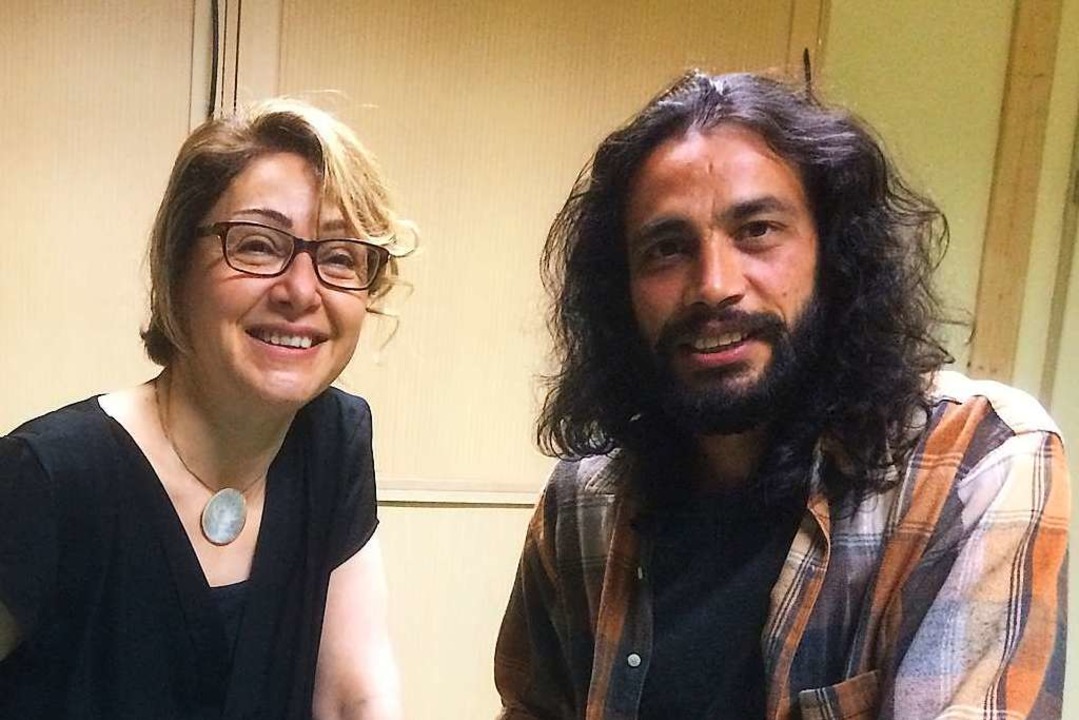 Nahid Manuchehri (links) und Navid A. in den Rumen der Chrischona Gemeinde  | Foto: Annemarie Rsch