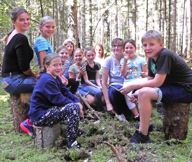 Die Ewattinger Ministranten  bei der B...auch  Gelegenheit im Wald zu spielen.   | Foto: Gertrud Rittner