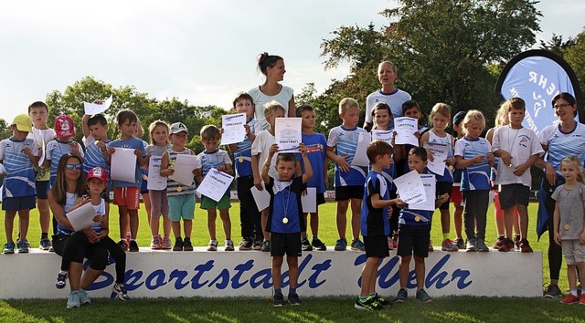 Stolz auf ihren Sieg bei der Stadtmeis... die Gruppe &#8222;Young Kids&#8220;.   | Foto: Gerd Leutenecker