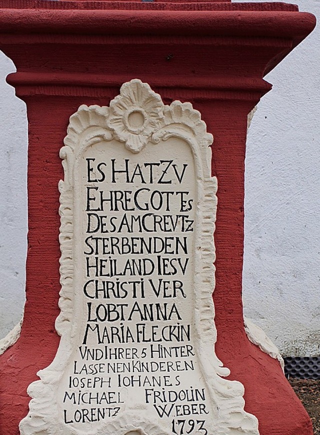 Die Inschrift auf dem Sockel des Kreuzes ist wieder lesbar.  | Foto: Adelbert Mutz