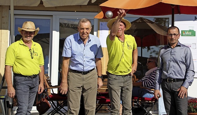 Ralf Oberrgfll (Ortsvorsteher), Werne...llvertreter) beim Auftakt-Boulespiel.   | Foto: Werner Schnabl